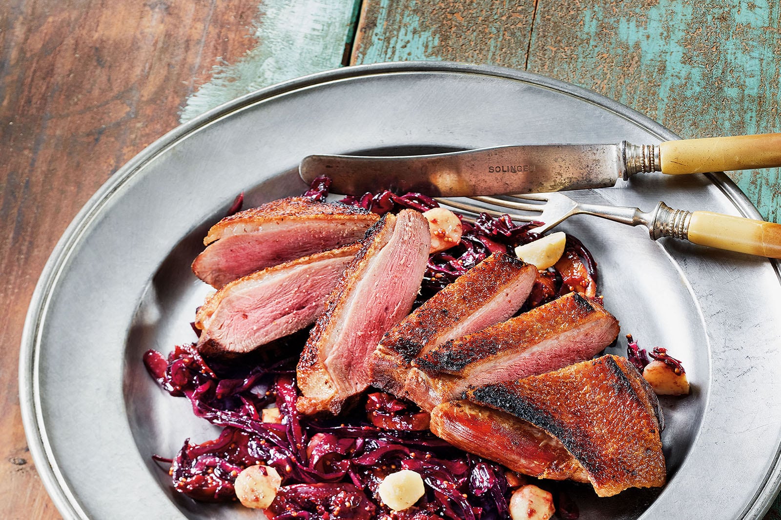 Gänsebrust an Rotkohlsalat mit Macadamianüssen – ein Rezept für den Beefer